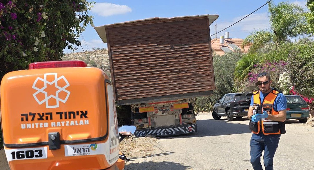 منطقة القدس: إصابة متوسطة لعامل بعد سقوطه من ارتفاع 4 أمتار أثناء عمله على شاحنة