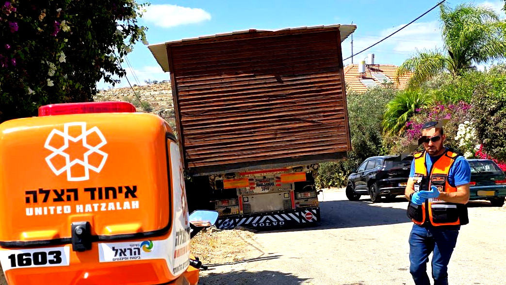 منطقة القدس: إصابة متوسطة لعامل بعد سقوطه من ارتفاع 4 أمتار أثناء عمله على شاحنة