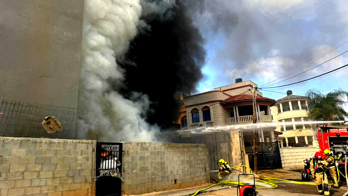 فيديو وصور- كفرقاسم: اندلاع حريق في مبنى وتخليص 15 عالقًا