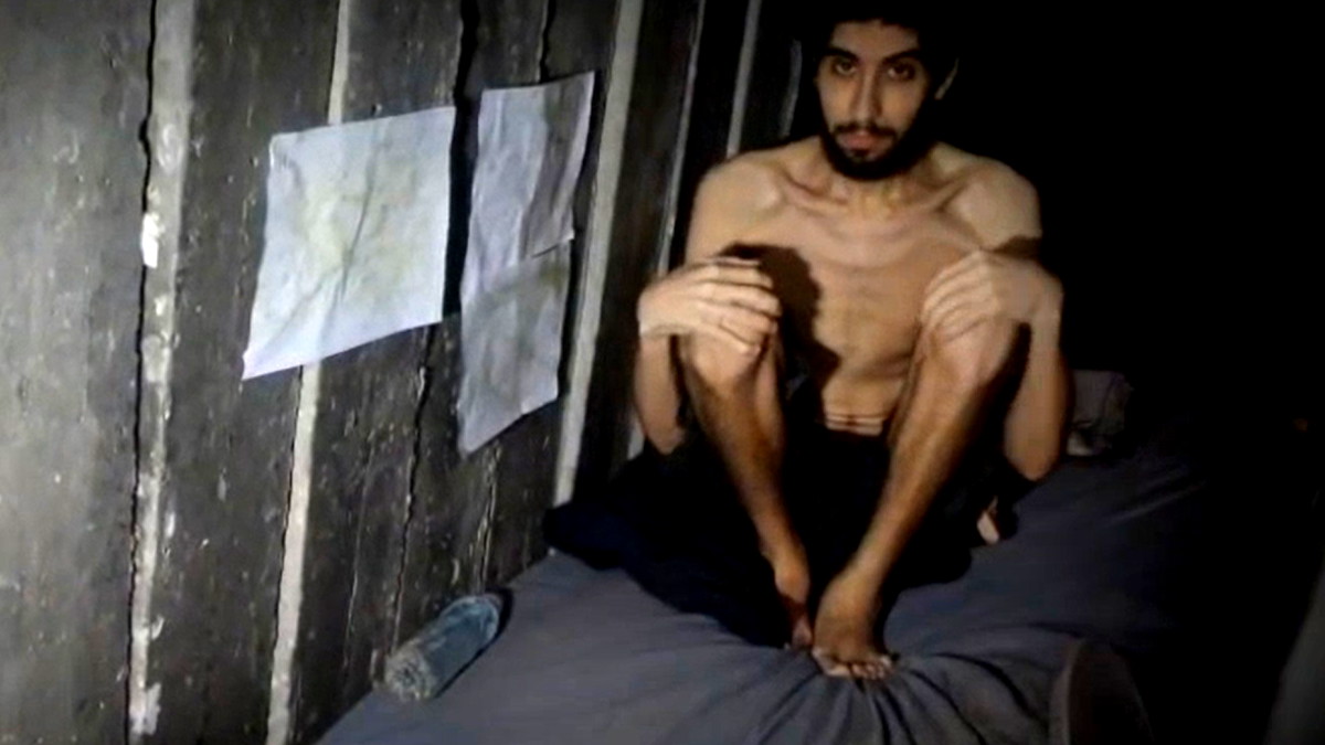 يعاني من النحافة والتعب... حماس تنشر فيديو لأسير إسرائيلي داخل الأنفاق