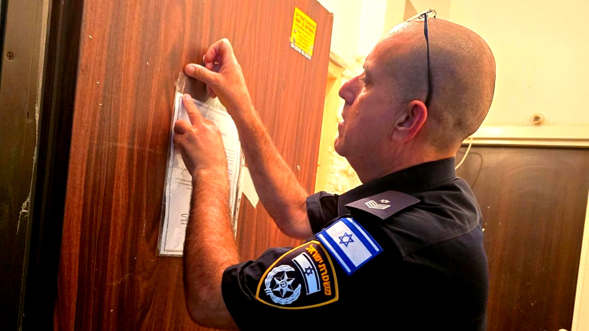 لأول مرة في البلاد: الشرطة تطلب مصادرة شقة سكنية بقيمة 1.7 مليون شيكل بسبب إيواء مقيمين غير شرعيين
