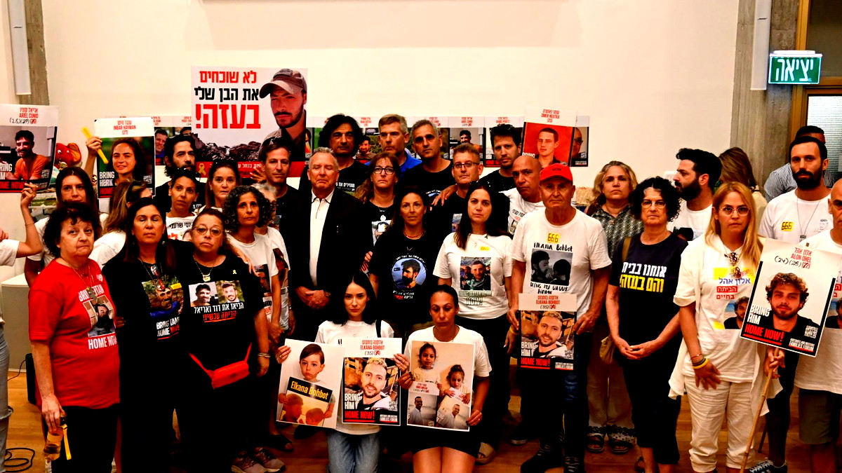 ويتكوف يلتقي عائلات الأسرى في تل أبيب: وعود بالتحرك... والعائلات تردّ "تكرار للشعارات"