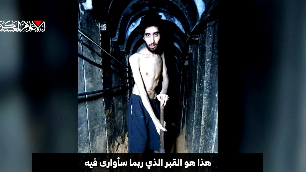 كتائب القسام تنشر مشاهد جديدة لأسير إسرائيلي من داخل نفق في غزة: "هذا هو القبر الذي ربما سأوارى فيه"