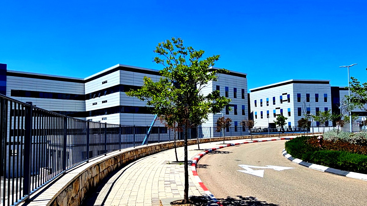 إصابة متوسطة لفتى (15 عامًا) إثر انقلاب تراكترون في منطقة مفتوحة قرب المغار