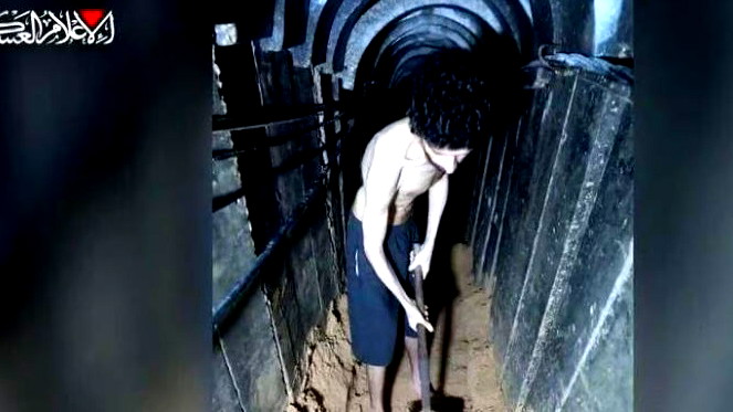 بعد ظهور أفيتار من غزة..عائلات الأسرى الإسرائيليين: شروط الحكومة غير واقعية... وإنهاء الحرب كفيل بإعادة أبنائنا