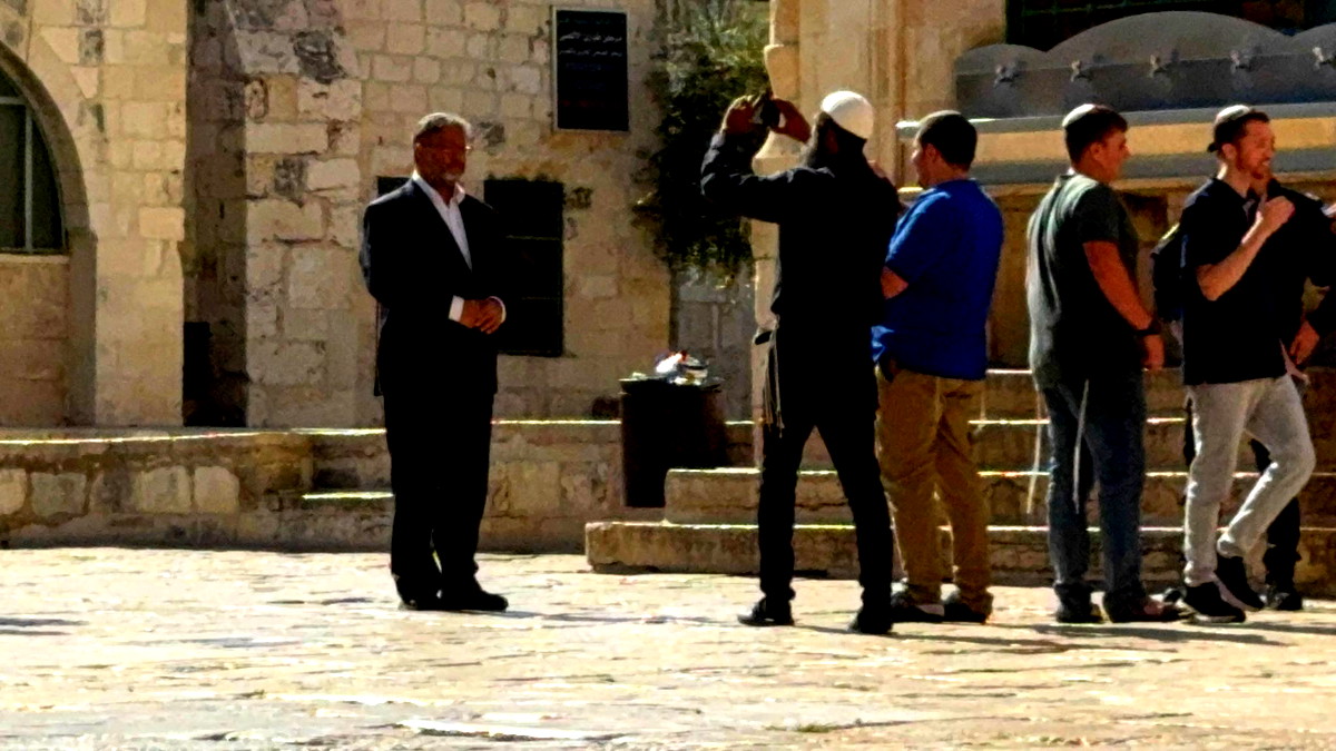 بن غفير خلال اقتحامه باحات الأقصى : يجب أن نحتل كل قطاع غزة ونعلن فرض السيادة عليه وندعم الهجرة الطوعية*.