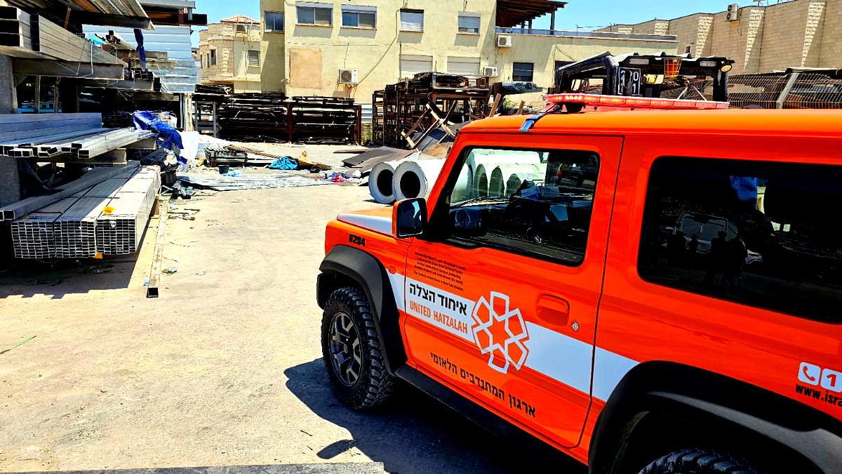 اصابة خطيرة لعامل سقط عليه جسم ثقيل في مصنع ببلدة كفرمندا 