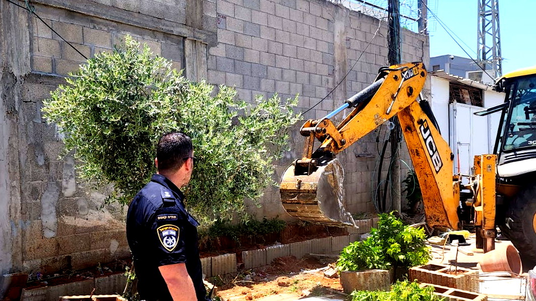 لائحة اتهام: تسبب في إصابة 3 شرطيين نتيجة انفجار قنبلة يدوية أثناء تفتيش في منزل المتهم‎