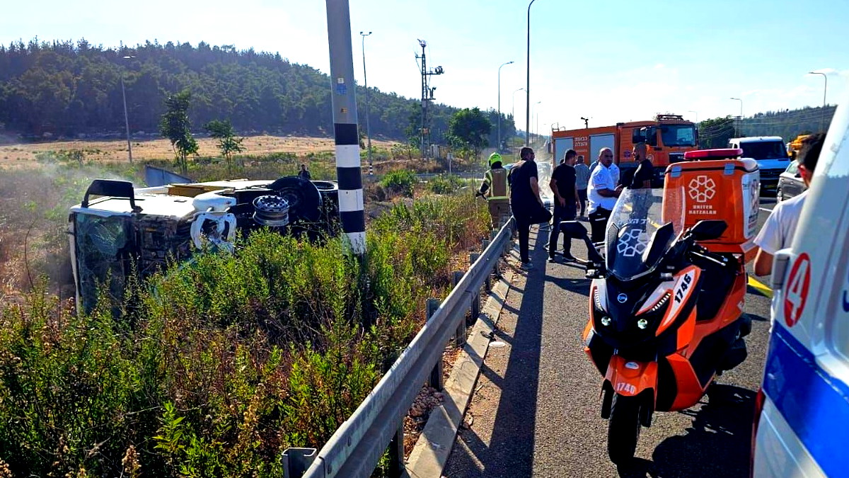 اصابة سائق شاحنة اثر انقلابها على شارع 79 قرب الناصرة