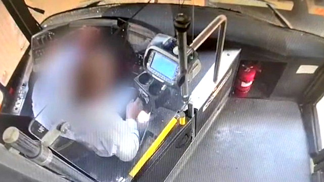 (فيديو) - اعتقال شاب من الناصرة بشبهة الاعتداء على سائق حافلة في المدينة ورشقه بالحجارة والتسبب له باصابات