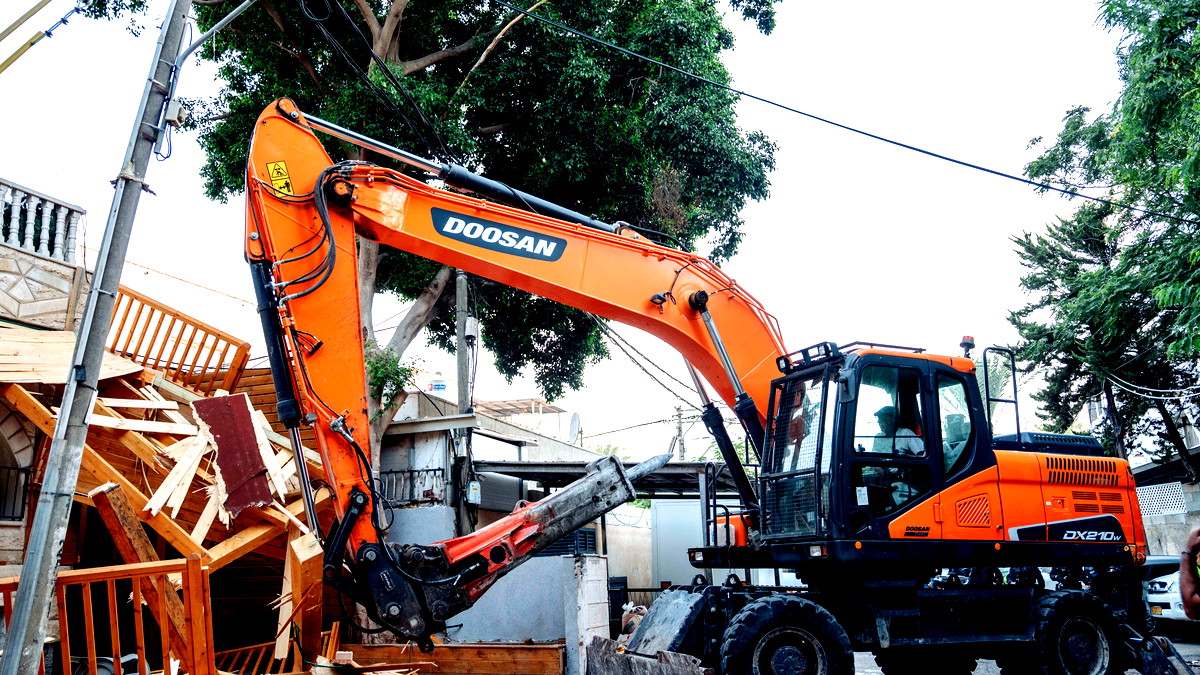 صور وفيديو- هدم مبنى بحي الجواريش في مدينة الرملة بُني بدون ترخيص 