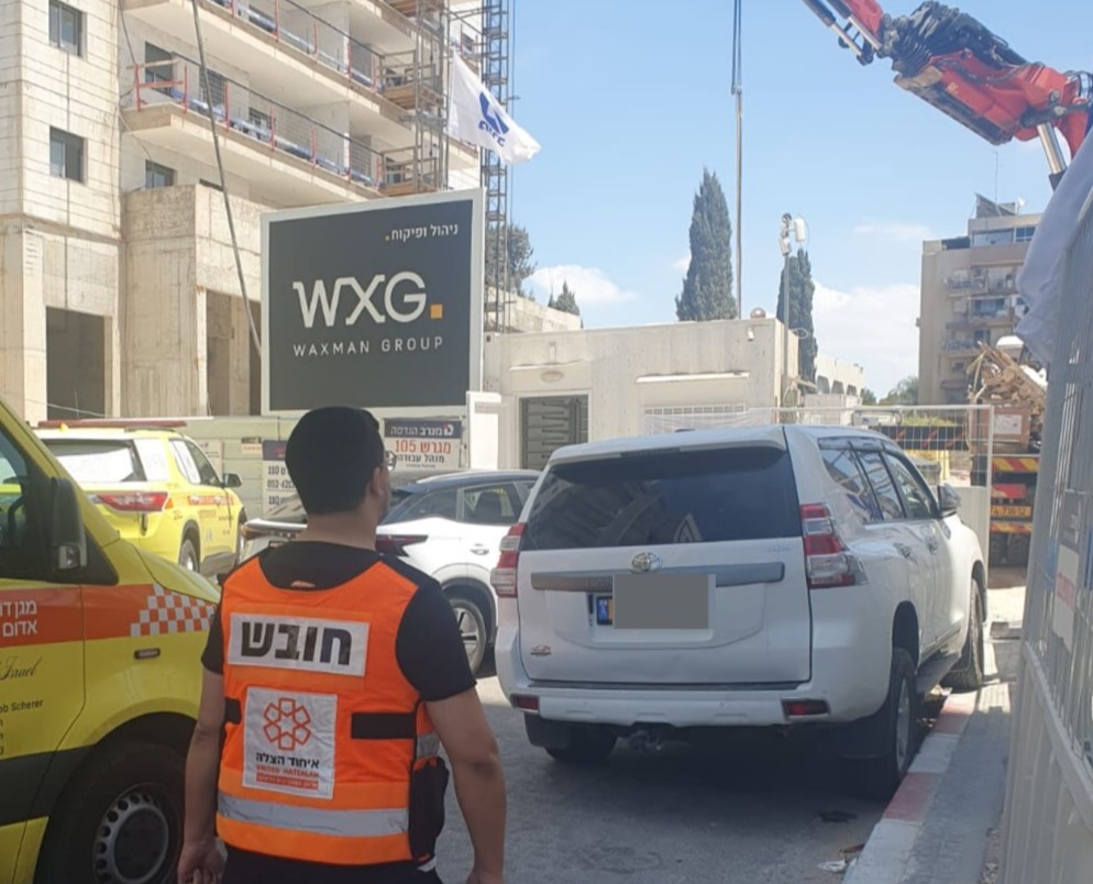 مركز البلاد: إصابة عامل (30 عامًا) بجروح متوسّطة إثر سقوطه عن ارتفاع خلال عمله بورشة بناء