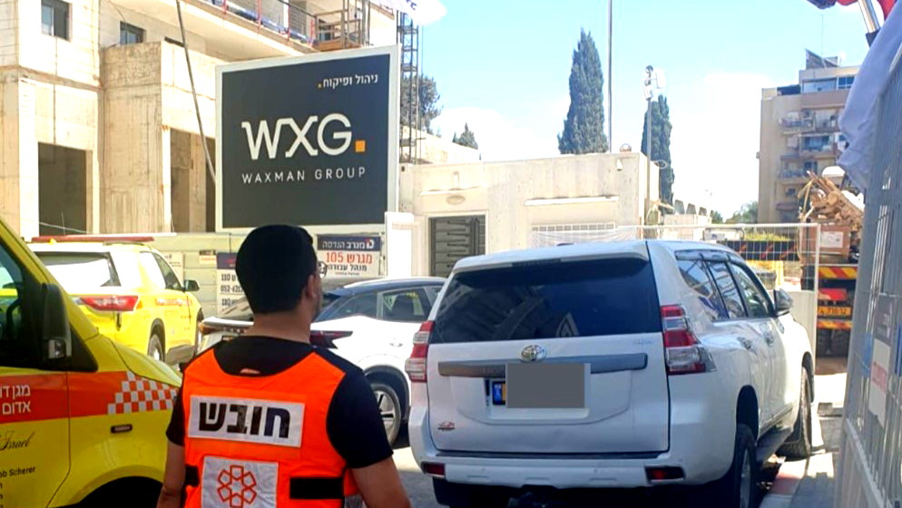 مركز البلاد: إصابة عامل (30 عامًا) بجروح متوسّطة إثر سقوطه عن ارتفاع خلال عمله بورشة بناء