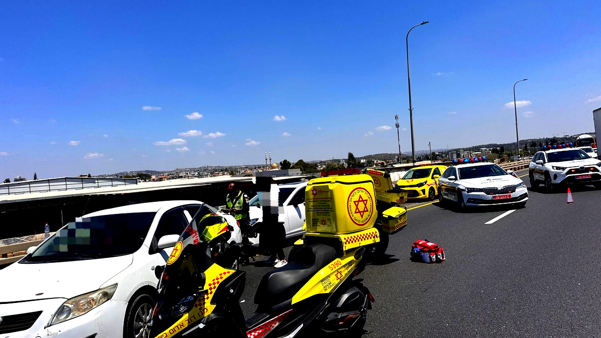 إصابة خطيرة لفتى (15 عامًا) إثر اصطدام سكوتر كهربائي بمركبة على شارع 531 بالقرب من جلجولية