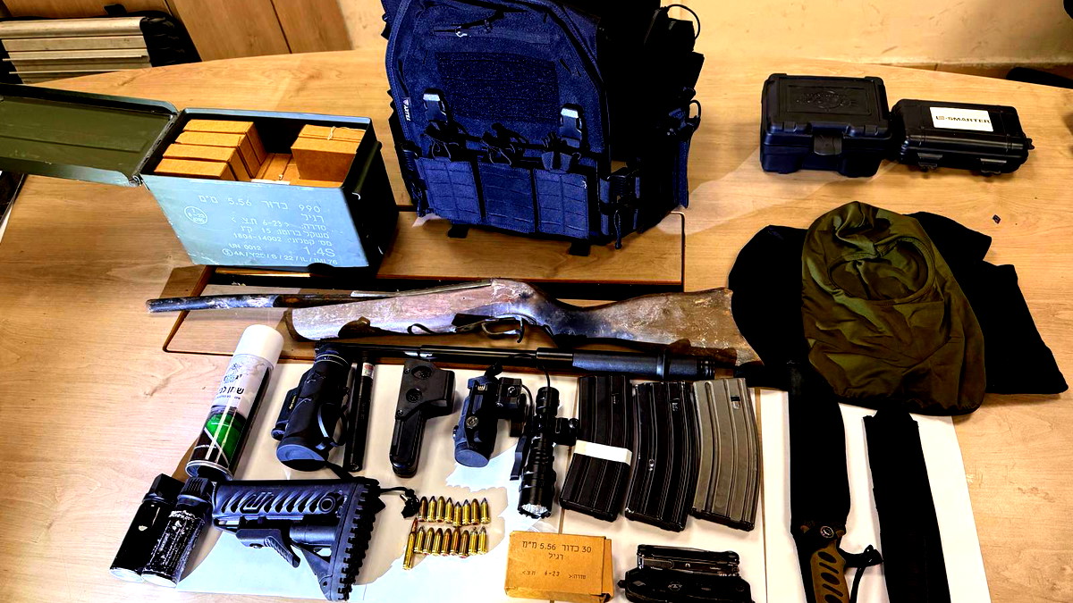 القدس: اعتقال شاب (20 عامًا) من حي العيسوية بشبهة حيازة سلاح وذخيرة داخل منزله بشكلٍ غير قانوني