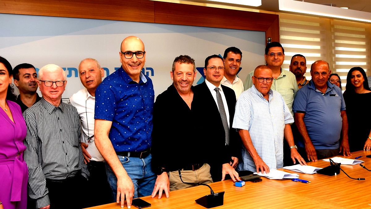 التوقيع على اتفاقية عمل جماعية رائدة في مستشفى الناصرة الانجليزي