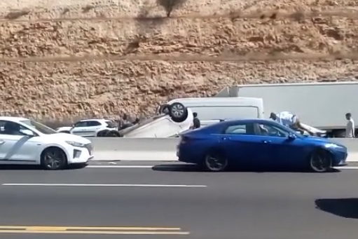 إصابة 3 أشخاص بجراح متفاوتة جراء انقلاب سيارة على شارع 1