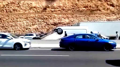 إصابة 3 أشخاص بجراح متفاوتة جراء انقلاب سيارة على شارع 1