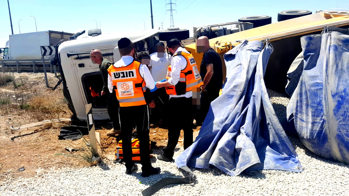 إصابة شاب بجراح متوسطة إثر انقلاب شاحنة قرب مفرق بيت كاما