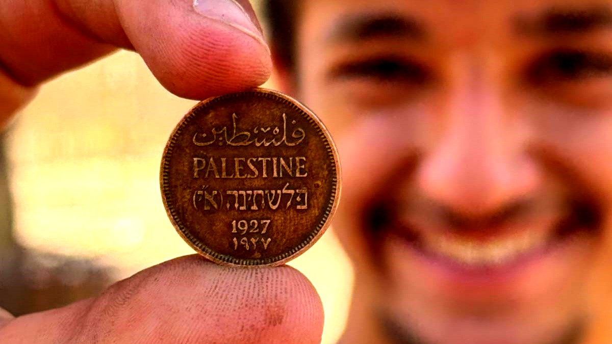قرب بيت لحم- العثور على قطعة نقدية يعود عمرها إلى نحو 100 عام، مدفونة في تراب الحديقة.