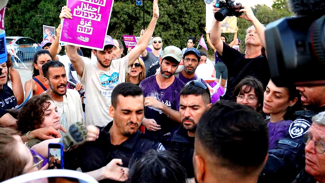 مظاهرة "نقف معًا" قرب حدود غزة: العشرات حملوا أكياس الطحين وصرخوا ضد التجويع والإبادة 