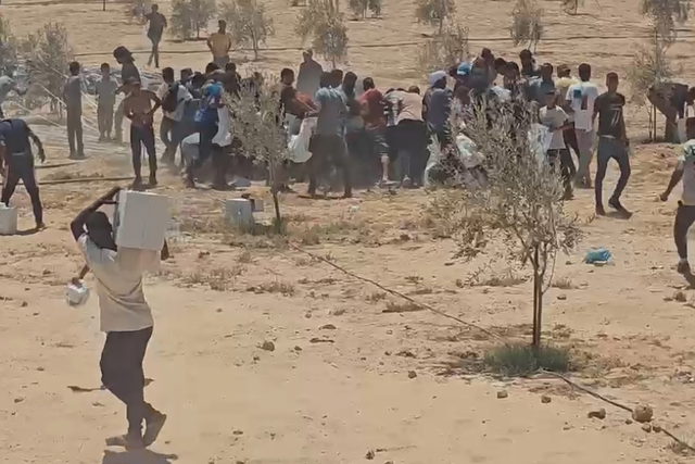 مصادر فلسطينية: عشرات الضحايا جراء انقلاب شاحنة مساعدات في غزة