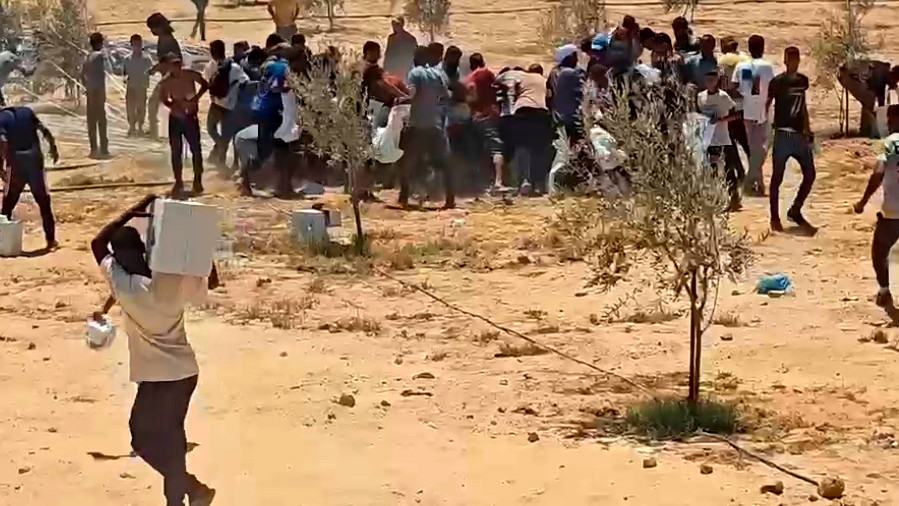 مصادر فلسطينية: عشرات الضحايا جراء انقلاب شاحنة مساعدات في غزة