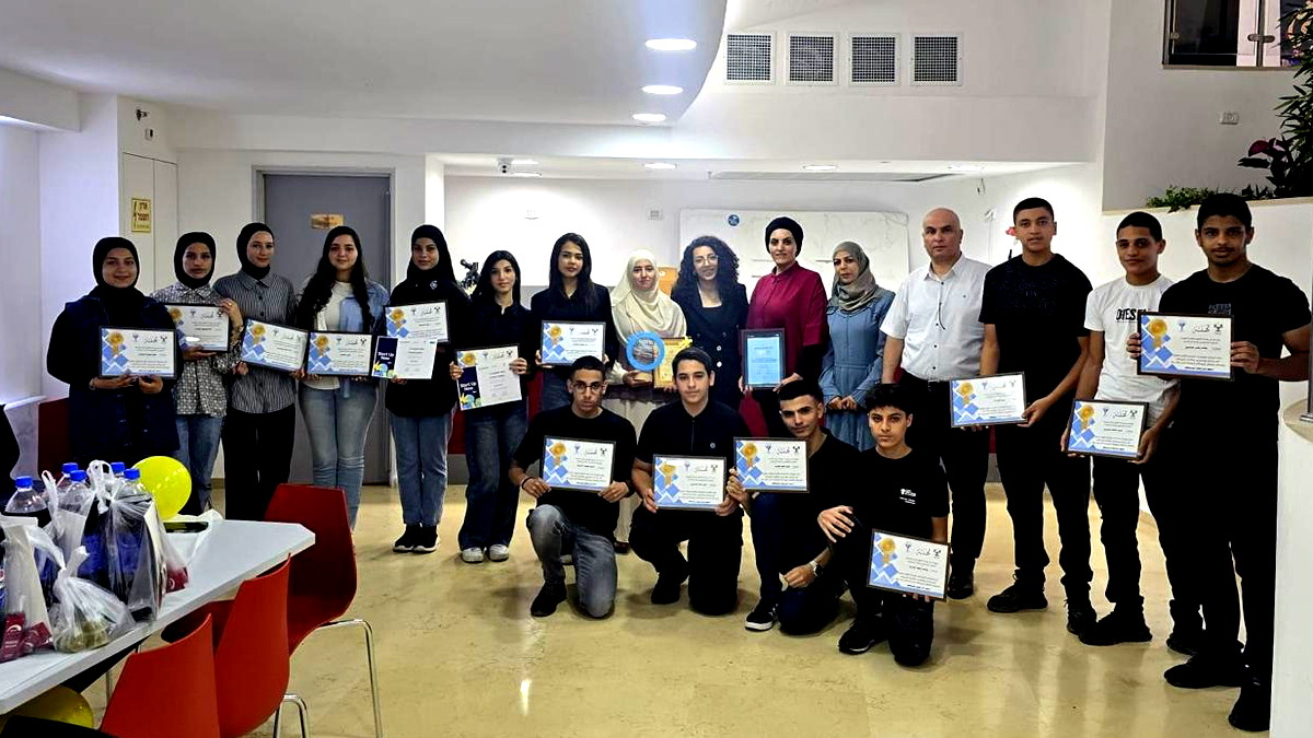 تكريم طلاب "يونستريم" لفوزهم بالمركز الأول قطريًا وابتكارهم تطبيق "إشارة" لخدمة ذوي طيف التوحد