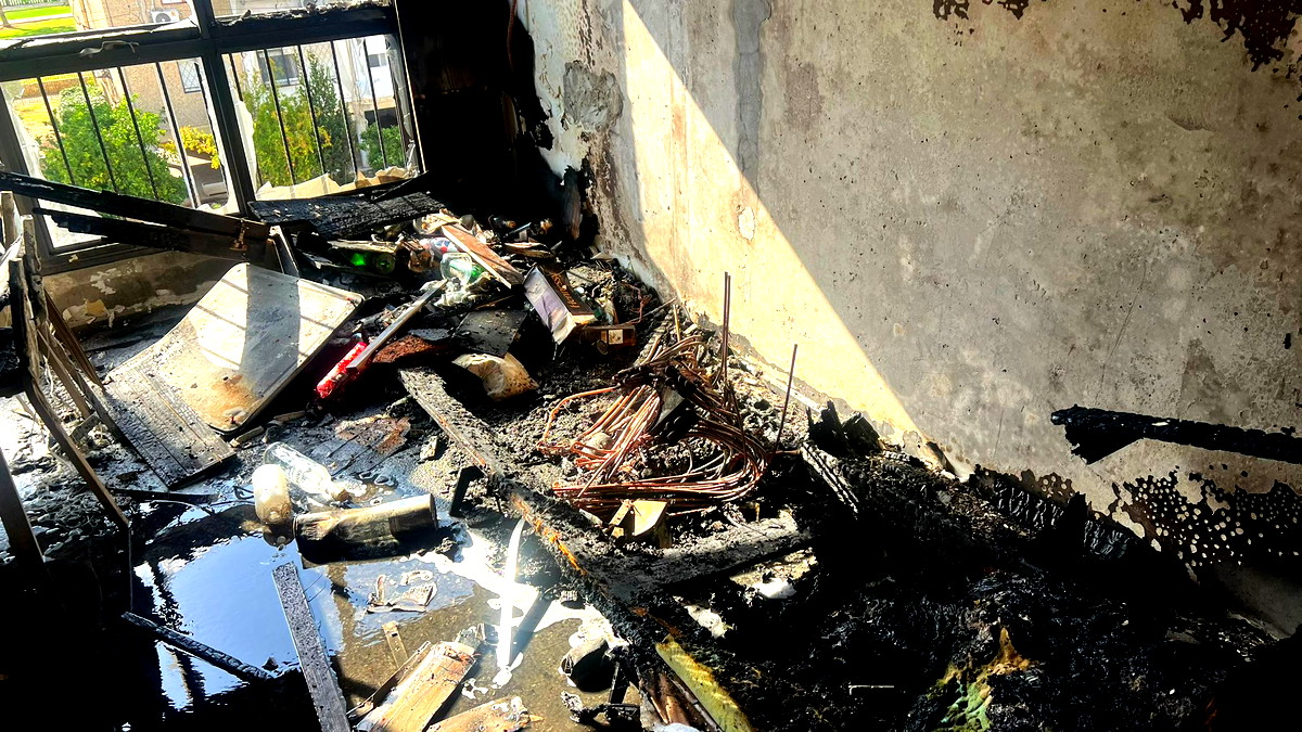 عكا: اخماد حريق شب في الطابق الثالث من عمارة سكنية