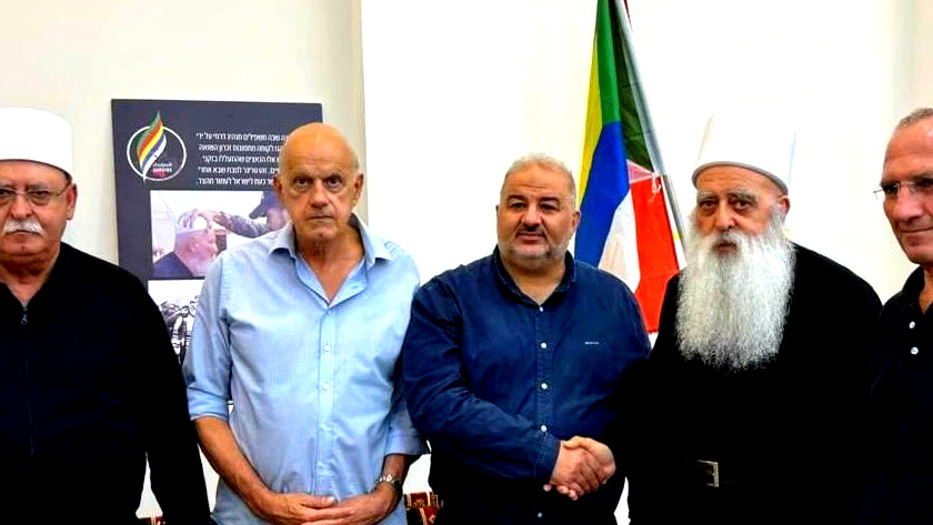 النائب منصور عباس يزور الشيخ موفق طريف الرئيس الروحي للطائفة المعروفية الدرزية