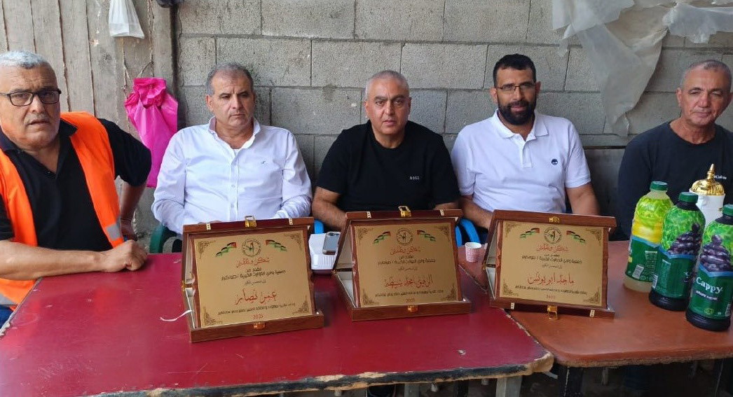 وفد من نشطاء الجبهة الديمقراطية والحزب الشيوعي يقدم التبرعات للنازحين من مخيمي طولكرم ونور شمس 