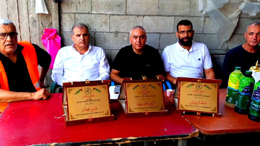 وفد من نشطاء الجبهة الديمقراطية والحزب الشيوعي يقدم التبرعات للنازحين من مخيمي طولكرم ونور شمس