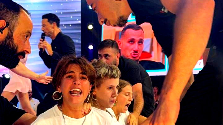 نشطاء يقتحمون القناة 13 خلال بث مباشر مطالبين بوقف الحرب وإعادة الأسرى