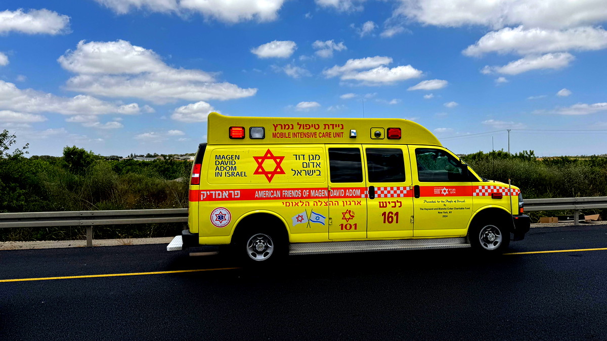 مصرع فتاة (17 عامًا) متأثرة بجروحها البالغة إثر تعرّضها للدهس من قِبَل شاحنة على شارع 3552 جنوبيّ البلاد