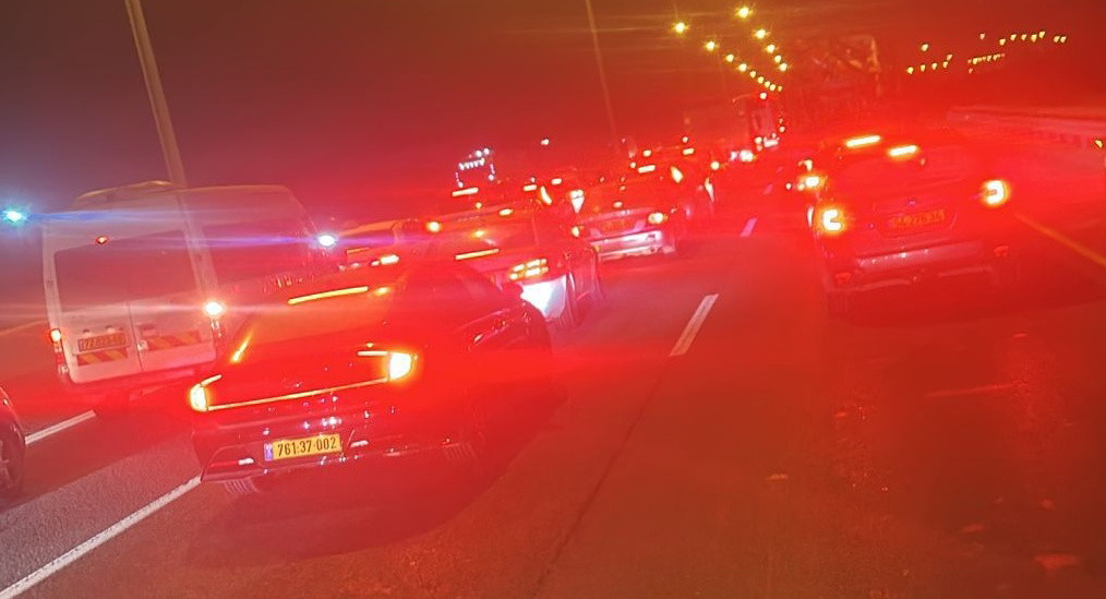 اصابة 5 اشخاص بجراح خطيرة ومتوسطة اثر انقلاب سيارة على شارع 6 قرب الطيرة 