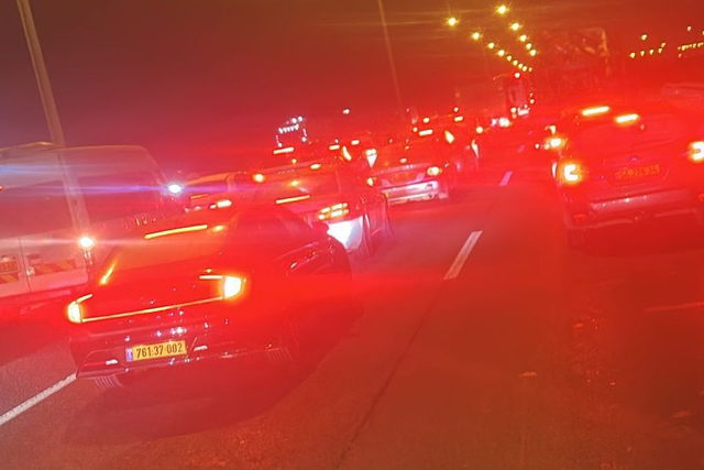 اصابة 5 اشخاص بجراح خطيرة ومتوسطة اثر انقلاب سيارة على شارع 6 قرب الطيرة