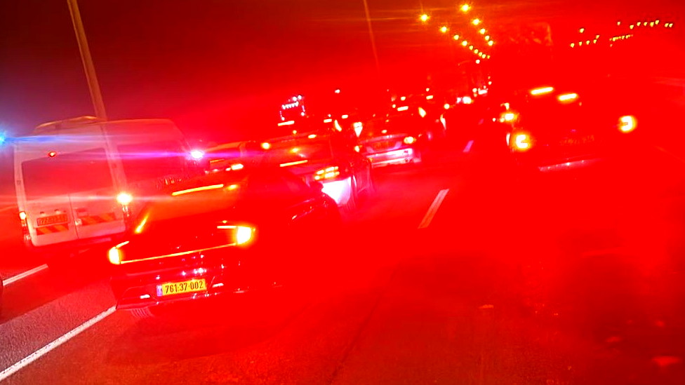 اصابة 5 اشخاص بجراح خطيرة ومتوسطة اثر انقلاب سيارة على شارع 6 قرب الطيرة