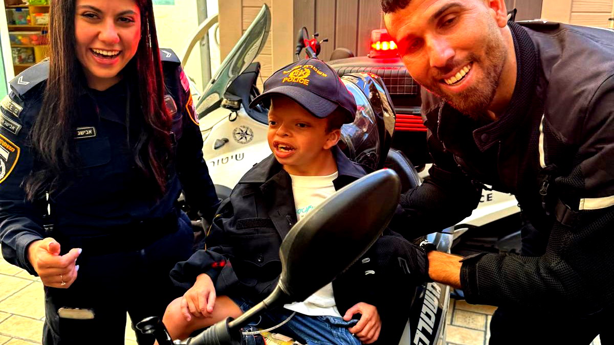 القدس: الشرطة تنظّم يومًا ترفيهيًا في مركز "عدي" لإسعاد أطفال ذوي الاحتياجات الخاصة