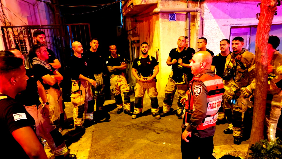 حيفا: تخليص عالقين إثر اندلاع حريق على سطح بناية سكنية