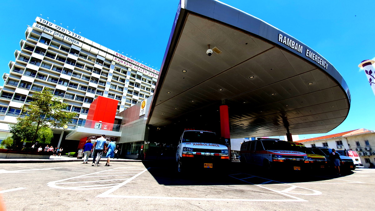 إصابة خطيرة لشاب (27 عامًا) جرّاء انقلاب تراكترون في منطقة مفتوحة بالقرب من رأس علي