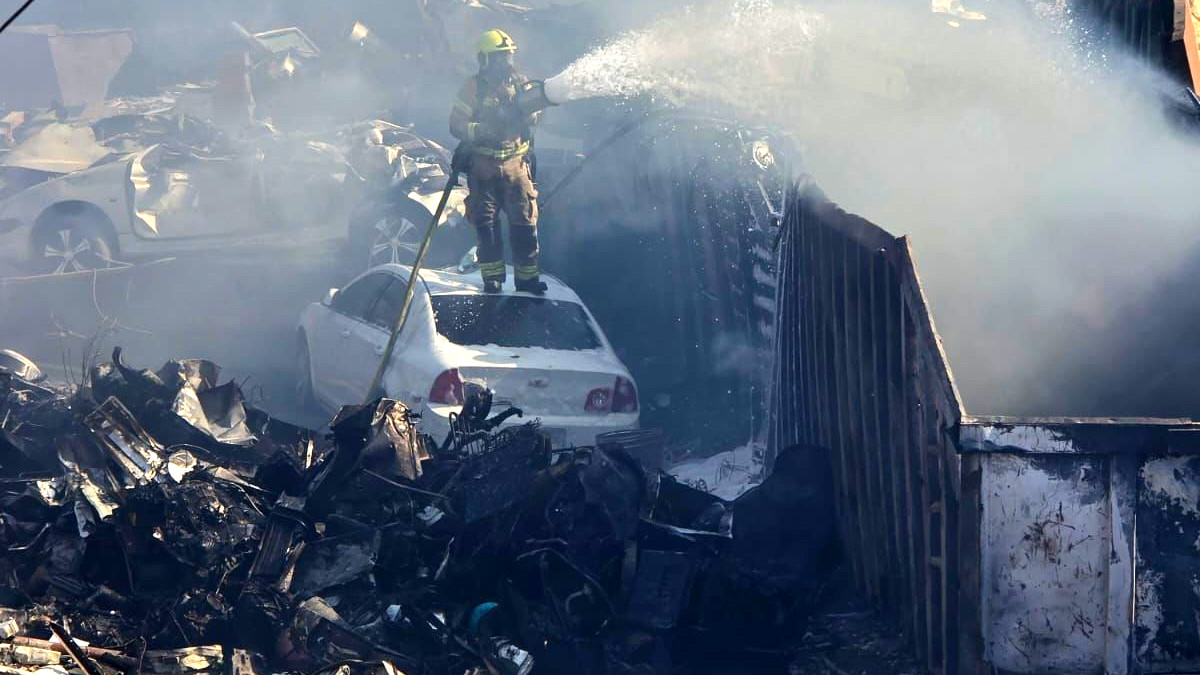 السيطرة على حريق ضخم في مكب نفايات بمجد الكروم دون إصابات