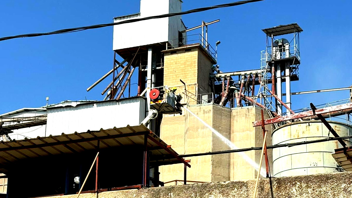 نهلال: حريق ضخم في مصنع يحتوي على ألواح أسبست الخطرة.. والسلطات تطلب من السكان البقاء في المنازل