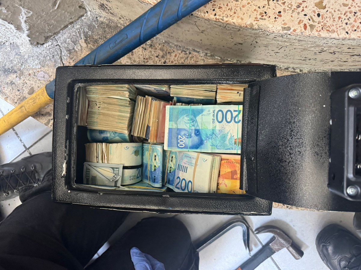 اعتقال شاب من يافا وضبط مبالغ طائلة ومجوهرات مسروقة بحوزته بعد سطو في حولون