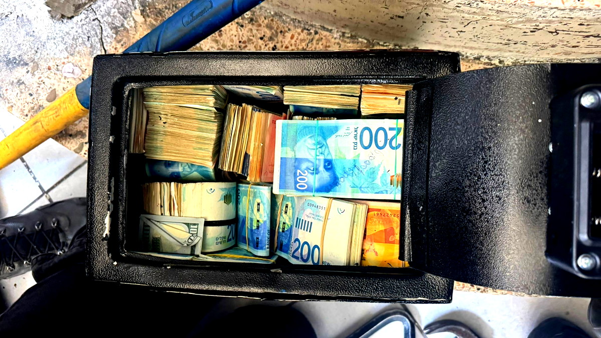اعتقال شاب من يافا وضبط مبالغ طائلة ومجوهرات مسروقة بحوزته بعد سطو في حولون