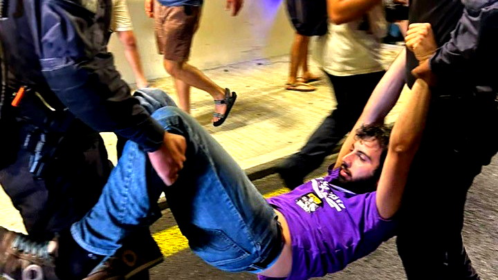 تصعيد في الاحتجاجات واغلاق شوارع بالقدس بعد نهاية اسبوع حافلة بالتظاهرات 