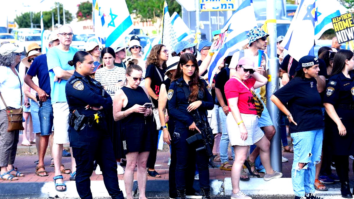 (فيديو) - اغلاق شوارع , حرق إطارات , اضراب ومظاهرات في أنحاء البلاد للمطالبة بصفقة تبادل أسرى