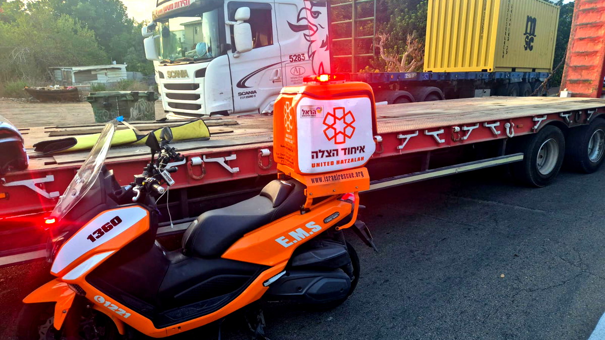 كان يقف على جانب الطّريق!| إصابة رجل (60 عامًا) بجروح حرجة إثر تعرّضه للدهس من قِبَل شاحنة في منطقة المركز