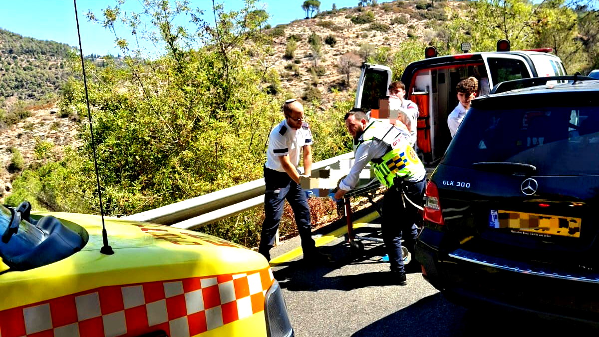 إصابة خطيرة لرجل (50 عامًا) إثر تعرّضه لحادث طرق ذاتي على شارع 395 في منطقة القدس