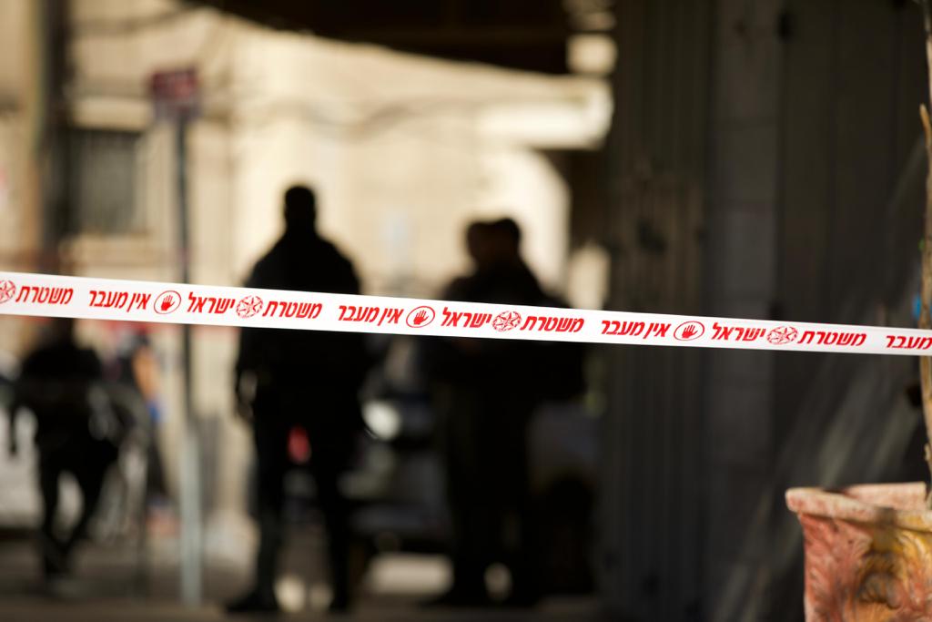 في حادثتين مُنفصلتين| إصابة رجل (50 عامًا) وشاب (27 عامًا) من جرّاء تعرّضهما لإطلاق نار اللّيلة الماضية في رهط والرّينة 