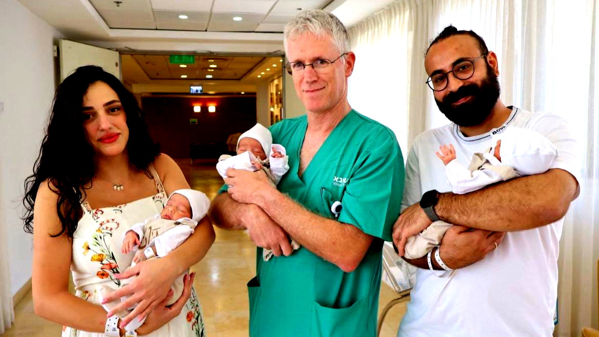 ولادة نادرة في مستشفى شيبا: ثلاثة أطفال وُلدوا من جنين واحد؛ الوالدان – طبيب وممرضة عربيان